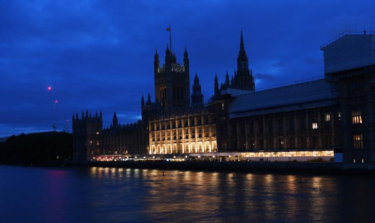 Σύννομη έκρινε την αναστολή λειτουργίας του βρετανικού κοινοβουλίου δικαστήριο του Λονδίνου 